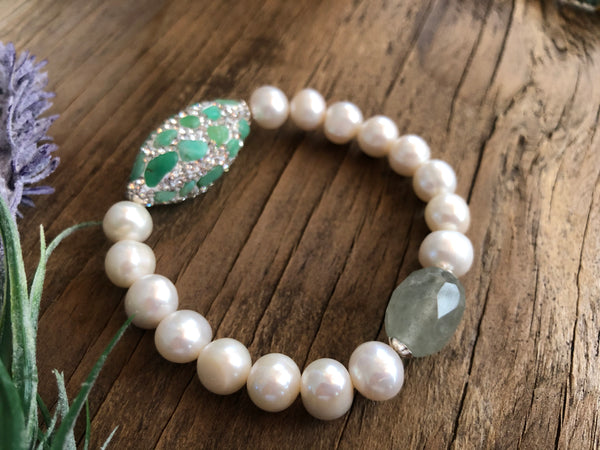 Statement pearl bracelet with emerald chip pendant