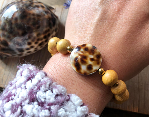 Cowrie shell yellow wood beads bracelet