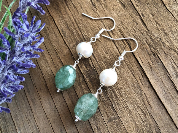 Vintage style pearl earrings with aventurine